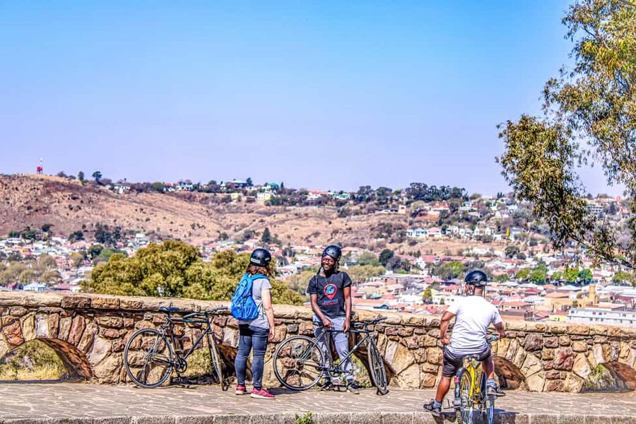 Cape Town: bicycle or E-scooter History Tour with Coffee - Coffee tasting and water keep the package practical
