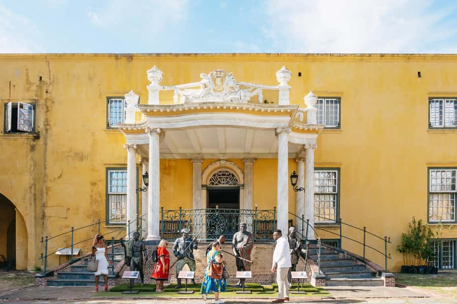 Cape Town: Half-Day Walking City Tour and African Lunch - Walking past the Slave Lodge and Company Gardens