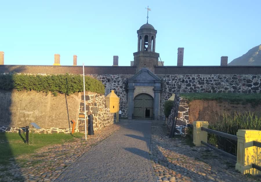 Cape Town: Introductory City Tour by Foot and Minibus - The Castle of Good Hope and Cape Town’s colonial past