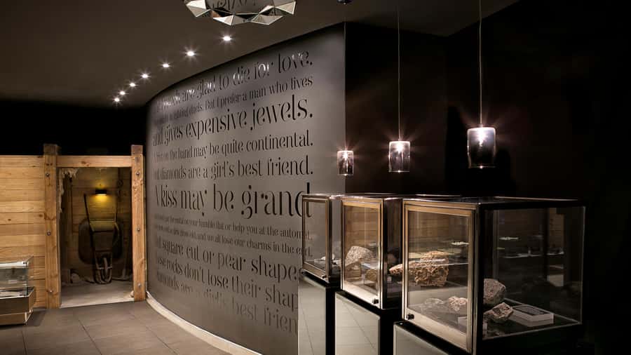 Cape Town: Private Guided Tour of Cape Town Diamond Museum - The welcome drink sets the tone