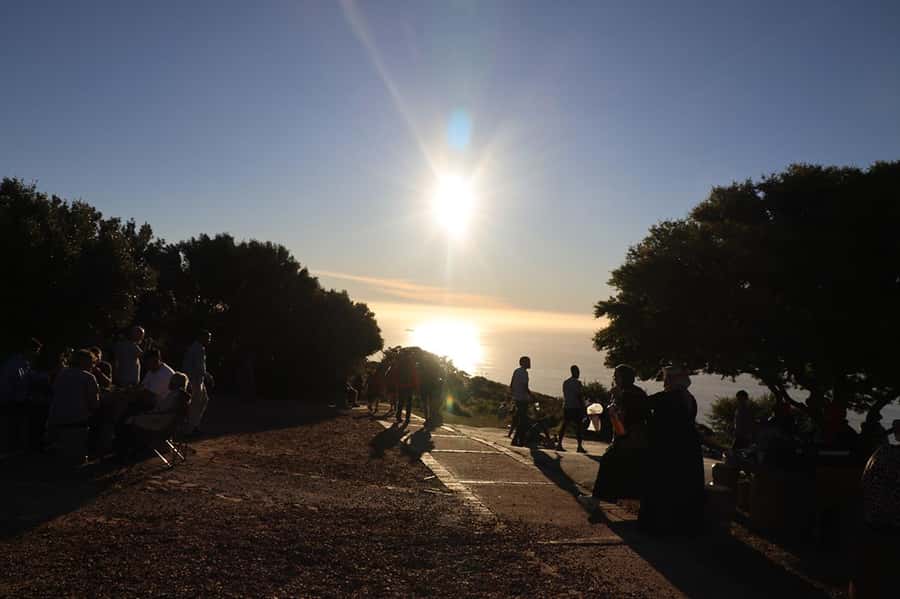 Cape Town: Sunset Bus Tour with Picnic on Signal Hill - Sea Point and Camps Bay from the upper deck