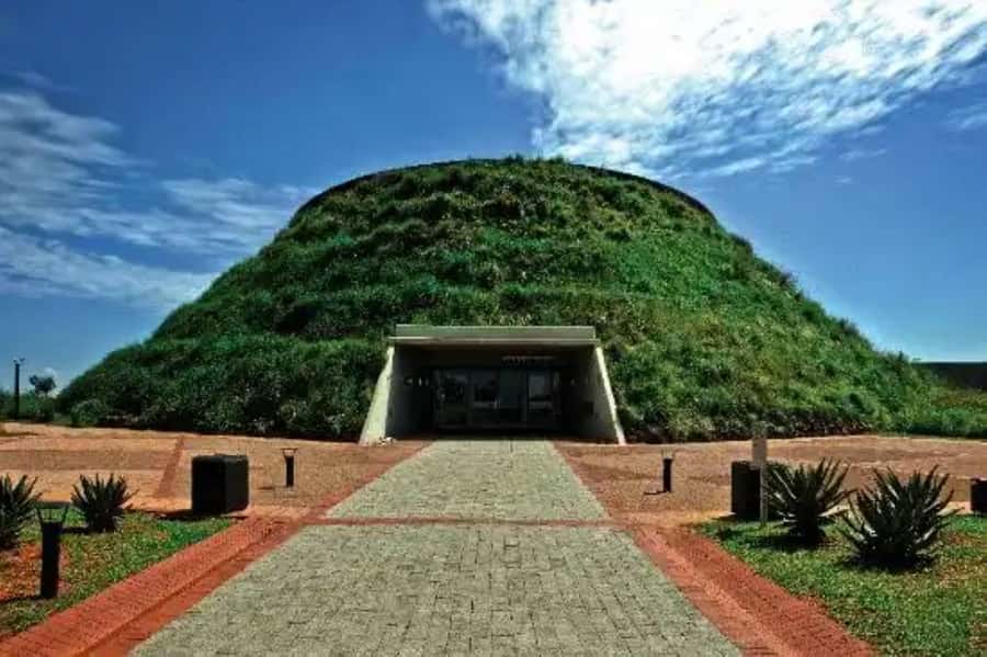 Cradle of Humankind and Lesedi Cultural Village - At the Cradle of Humankind, 3.8 billion years of context