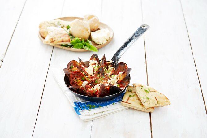 Cruise and Dine Lunch / Cape Town: Coastal Motor Cruise and 2-Course Lunch - Music, crew, and the feel on board