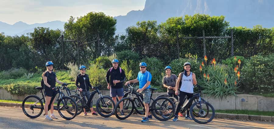 Franschhoek: E-bike Tour with Wine Tasting and Lunch - A short look at Franschhoek before the drive back