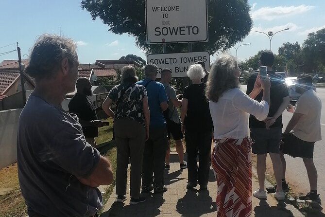 Half Day Soweto Guided Tour - Meeting local people in Soweto