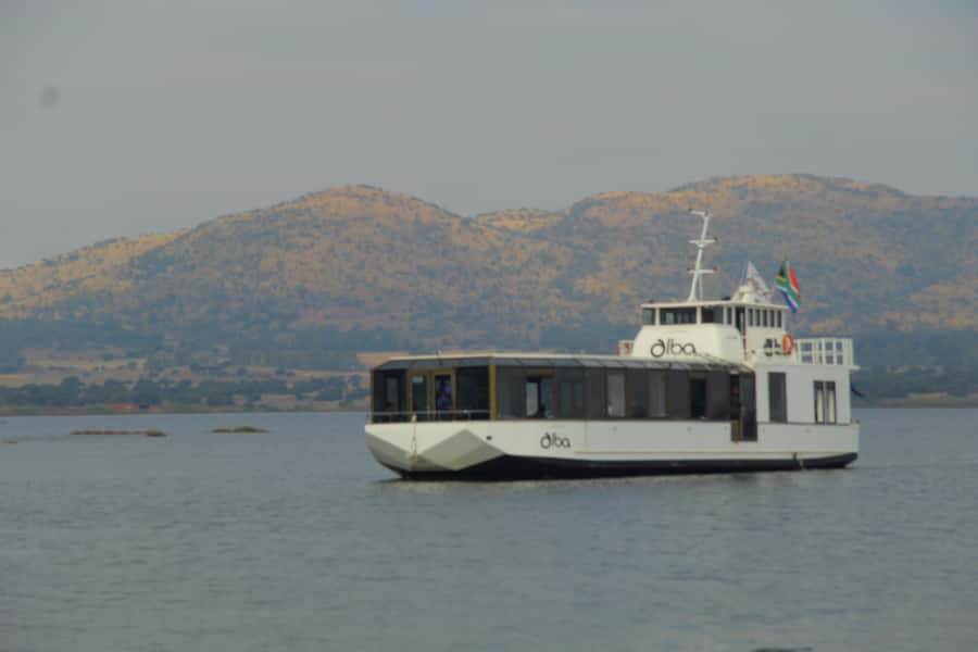 Hartbeespoort Dam: The Luxury Alba Boat Cruise with Food - Arrival begins with sparkling wine on the lawn