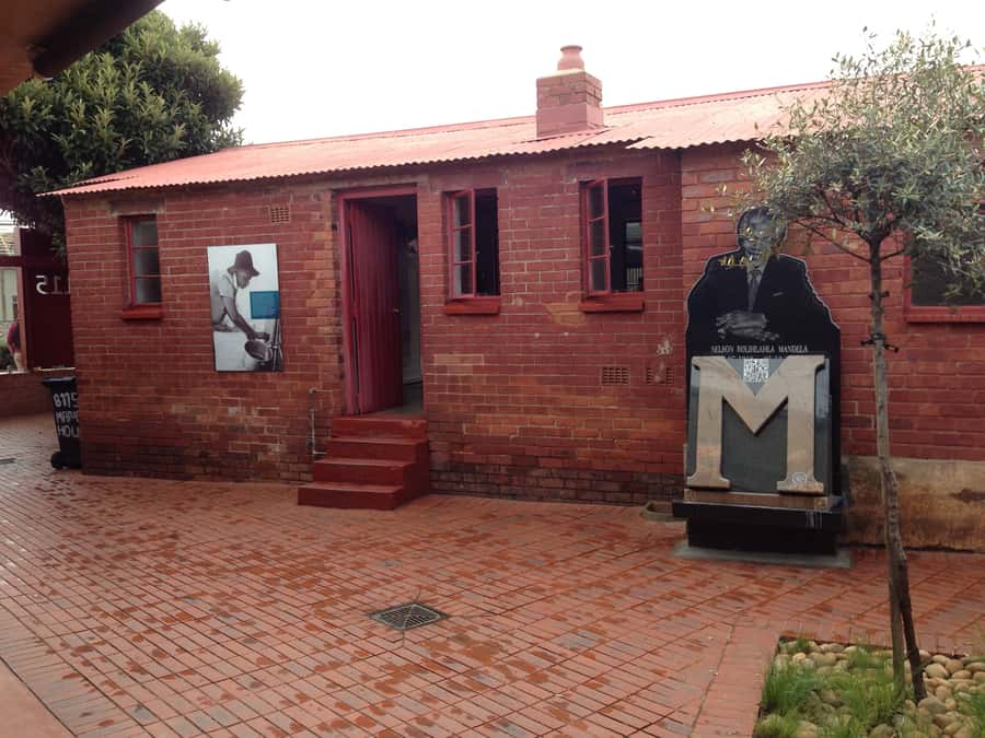 Johannesburg: Soweto Tour with Lunch - From wealthy neighborhoods to informal settlements