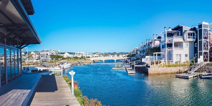 Knysna: Sightseeing Cruise on Coquette - Oysters, snacks, and champagne on the water