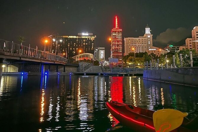 Night Kayaking in Battery Park V&A Waterfront - What the guides add to the experience