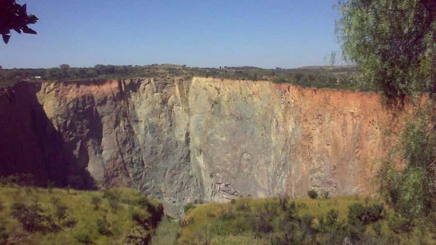 Pretoria: Cullinan Surface Diamond Mine Walking Tour - Starting with the mine’s old surface areas