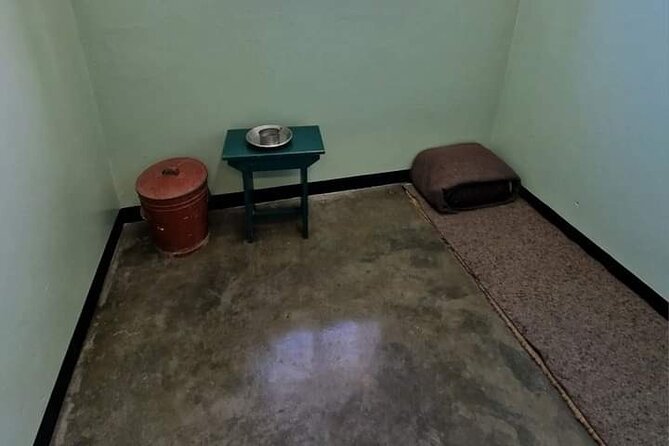 Robben Island and Table Mountain Full Day Private Tour - Lunch or shopping at the V&A Waterfront