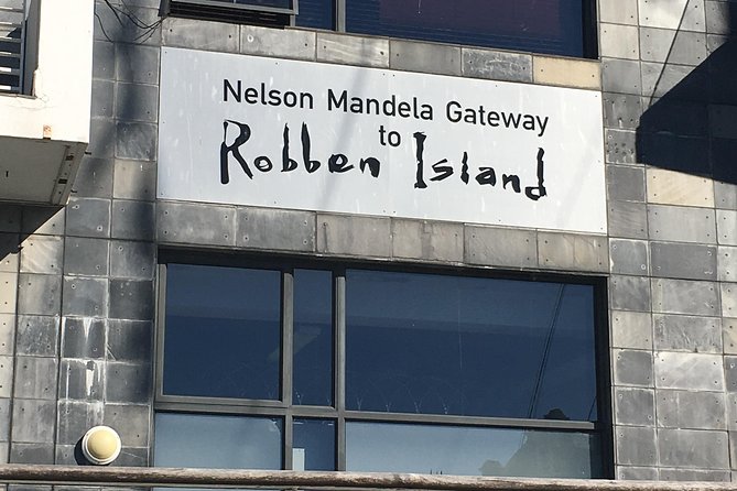 Robben Island, Bokaap, Mandela Glasses. tickets conf 8am next day - The most important drawback: weather and ferry changes